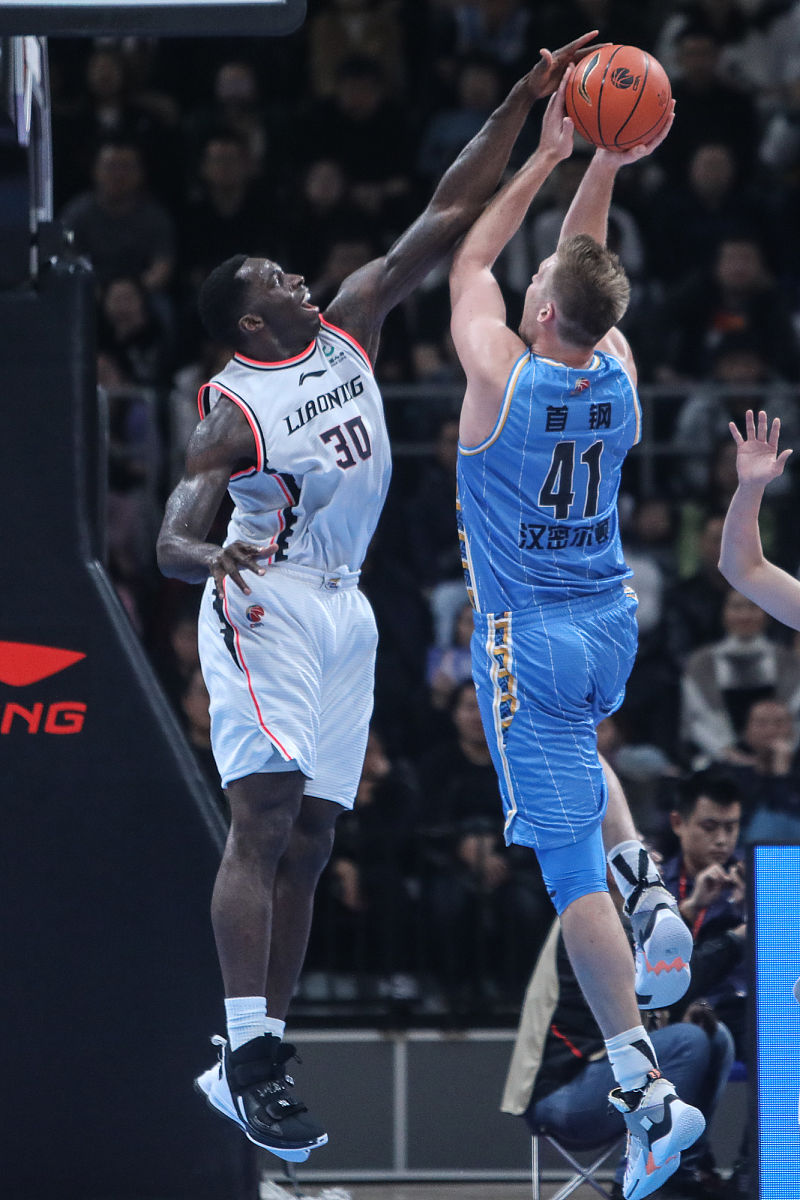 米兰体育-波兰男篮险胜鹈鹕,巴恩斯一己之力扛起全队