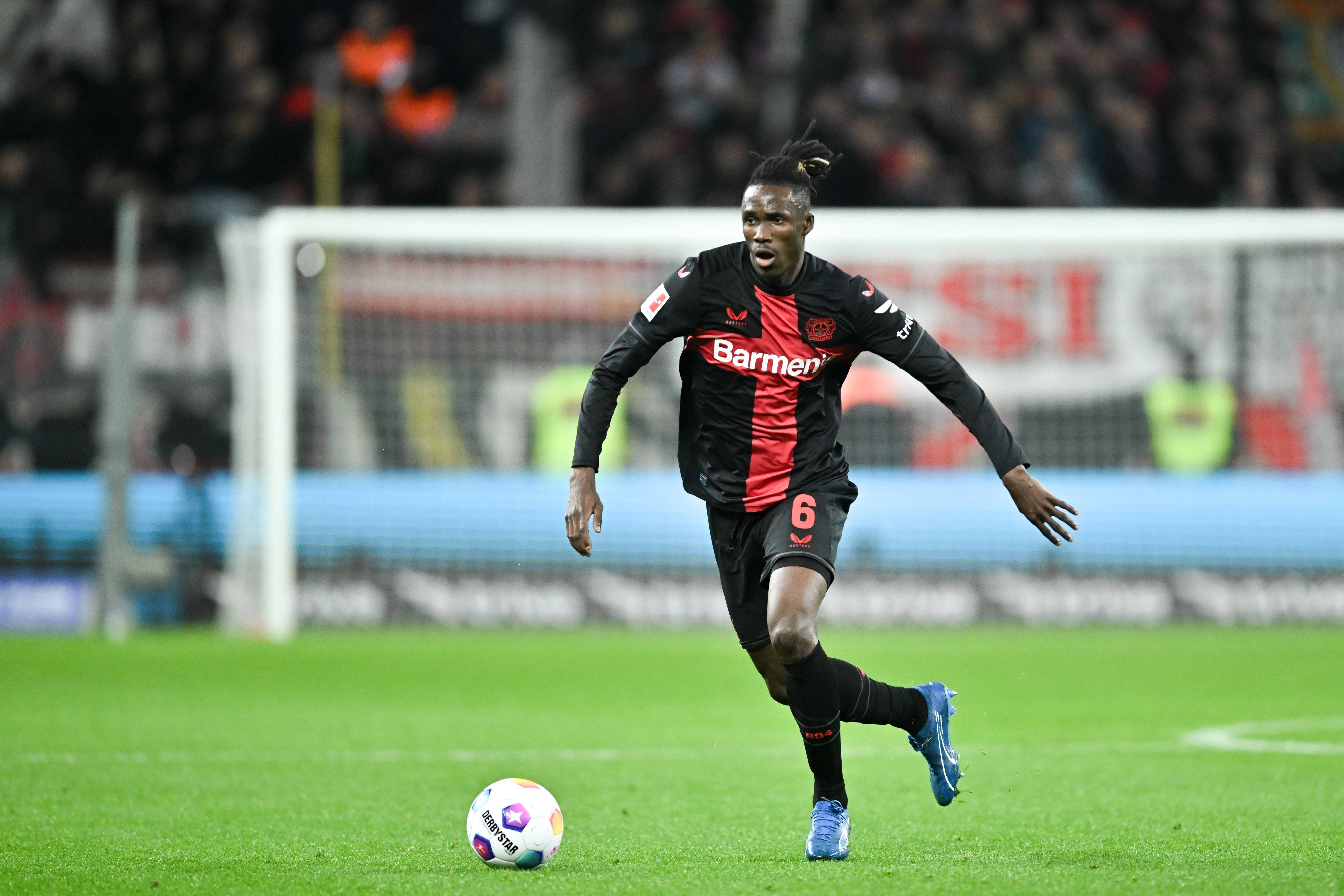 包含沃尔夫斯堡球队备受期待，球员努力训练！的词条