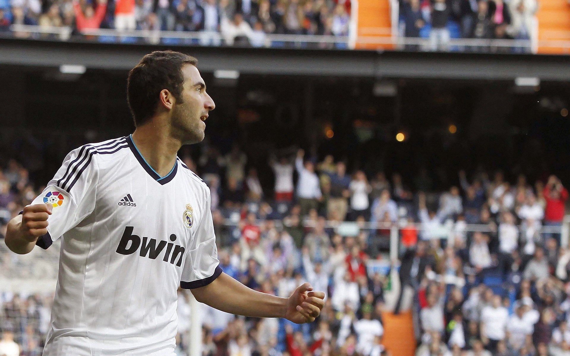 米兰真人-孤胆英雄的逆袭，阿隆索独扛大旗，法拉利鏖战红牛二队的战术博弈